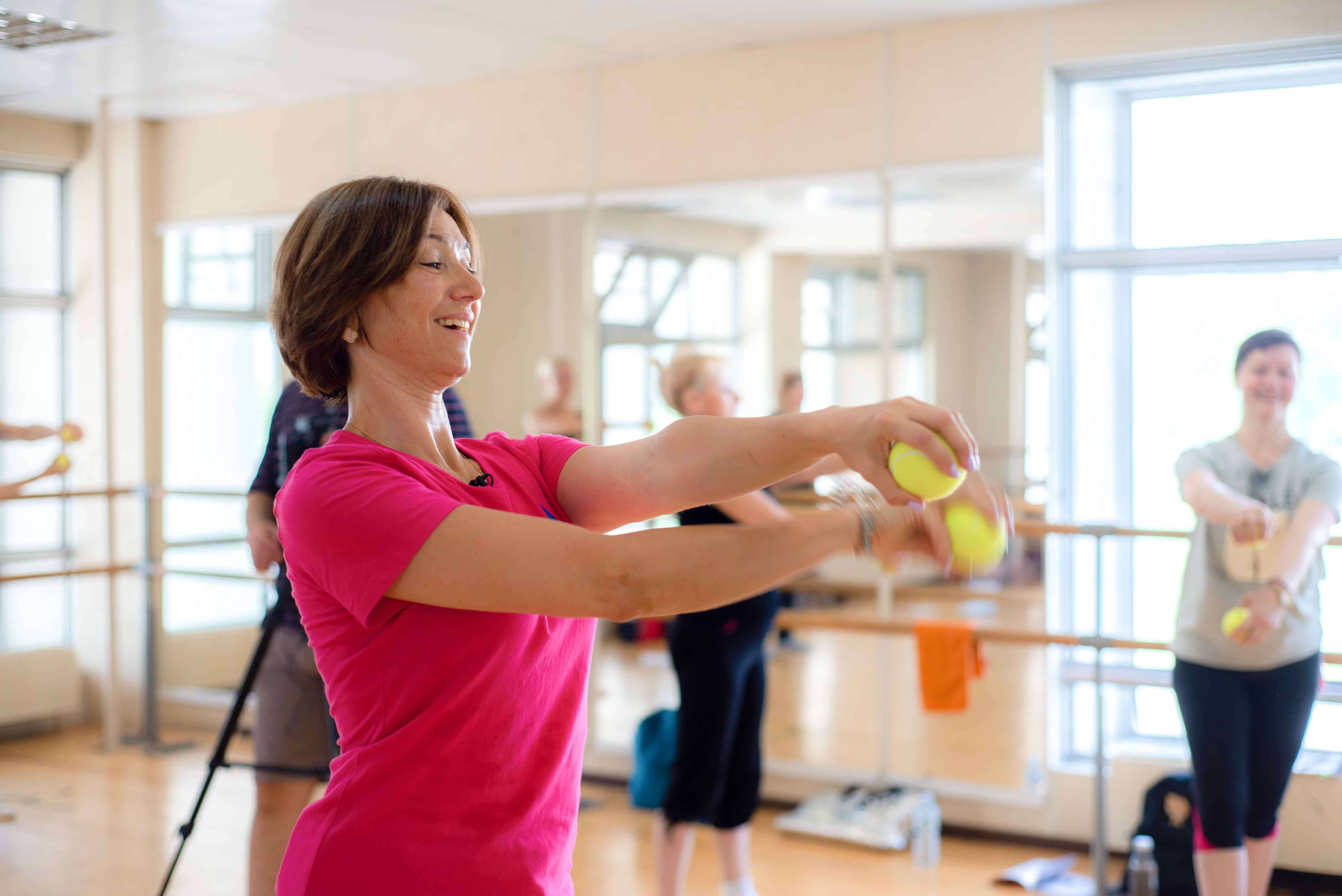 Нейрогимнастика — развитие внимания и координации (упражнения с теннисными мячами)