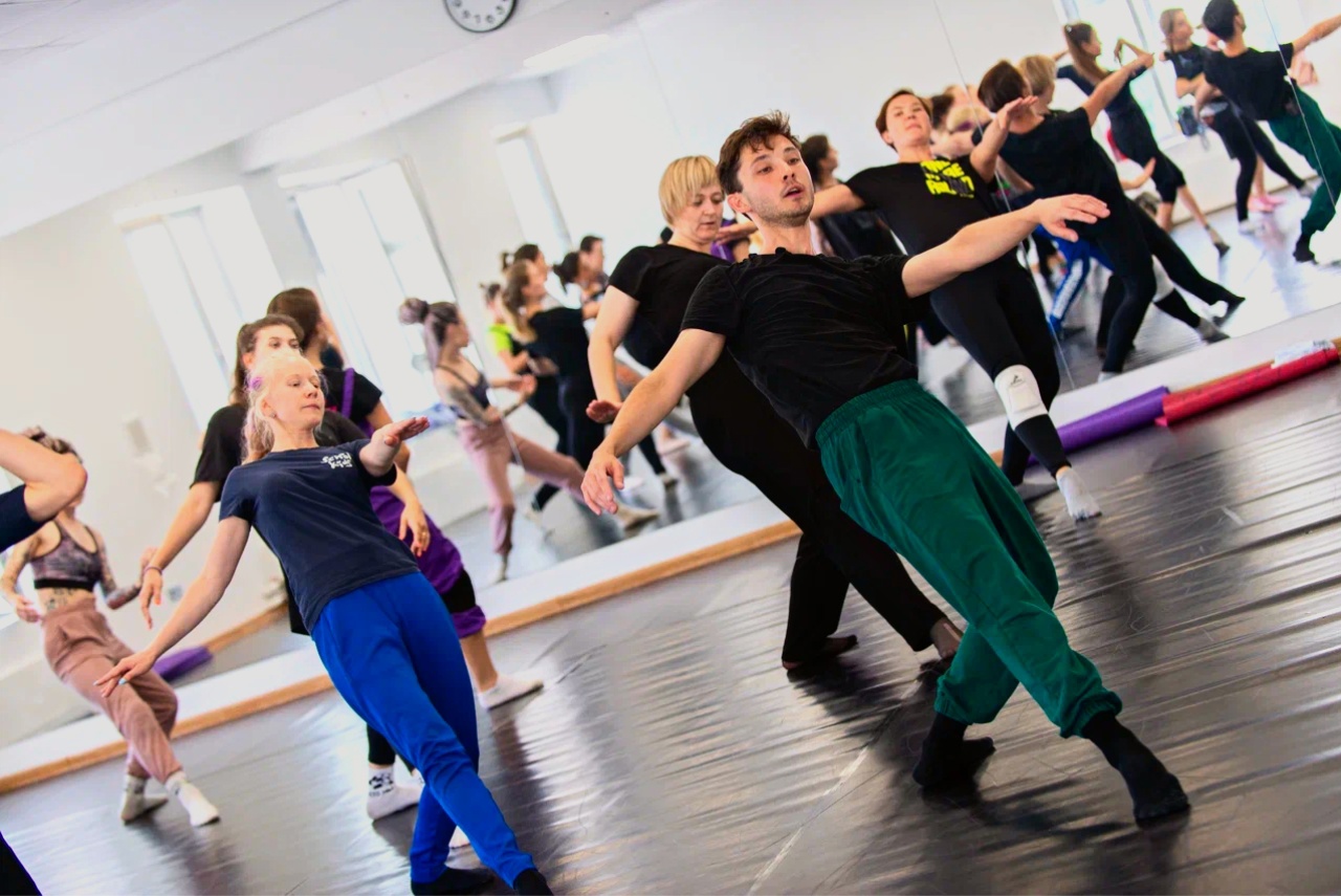 Contemporary dance для начинающих: базовые элементы, прыжки, учебные комбинации, кроссы
