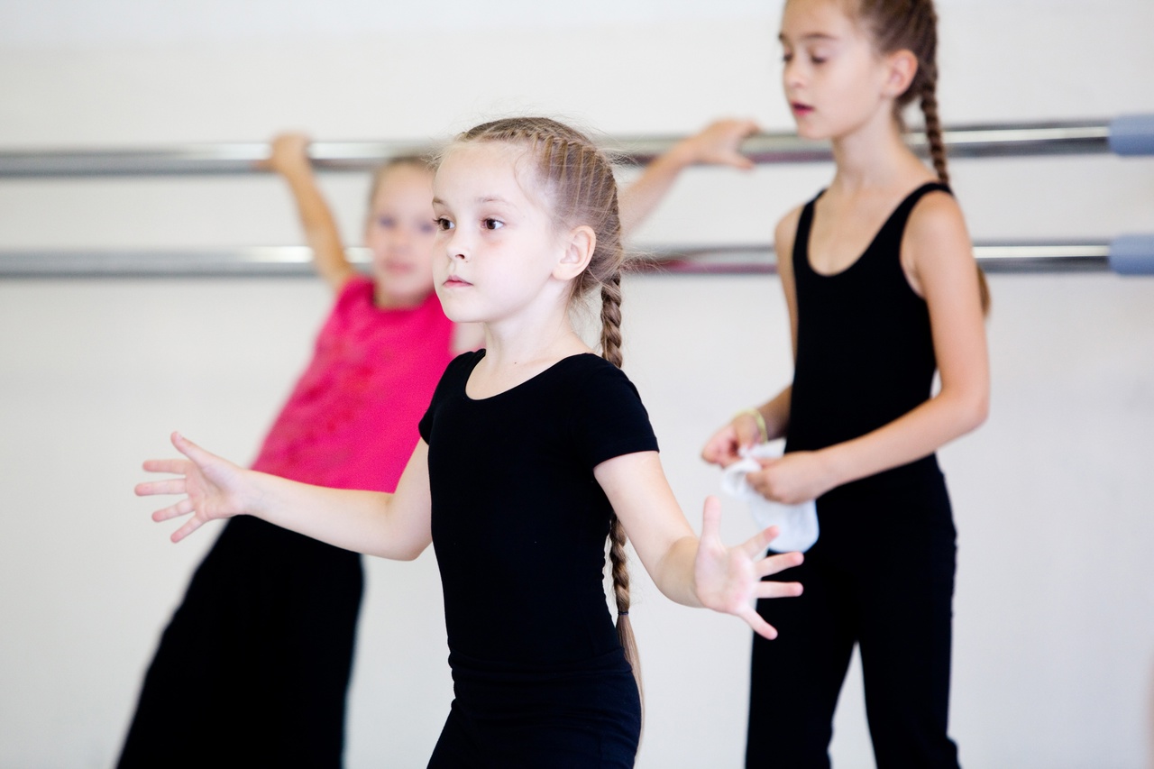 Contemporary dance: программа обучения (1–4 год) — от первых шагов до сложных комбинаций