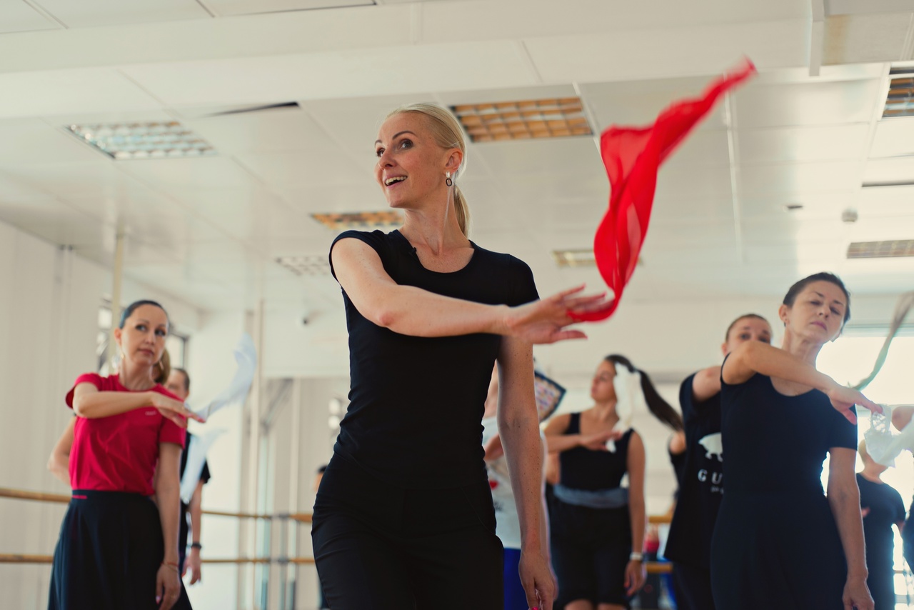 Этюды в малых формах в русском танце: хоровод с платками на четырех исполнителей, лирический дуэт